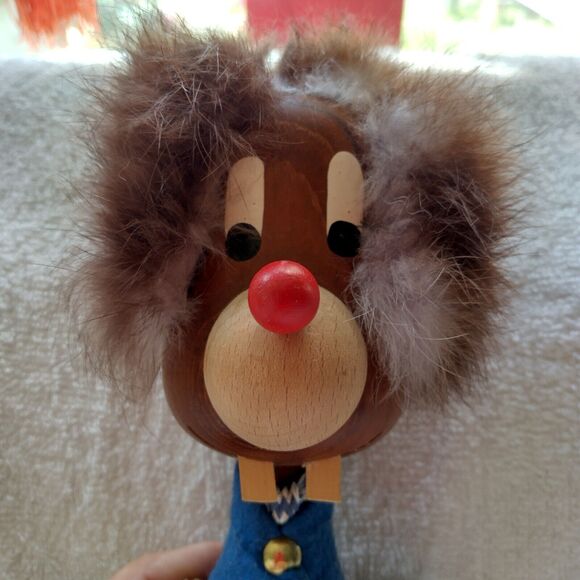 Mid Century teak Scandinavian buck toothed 8 1/2 clown? bear, chipmonk figurine - Picture 5 of 10
